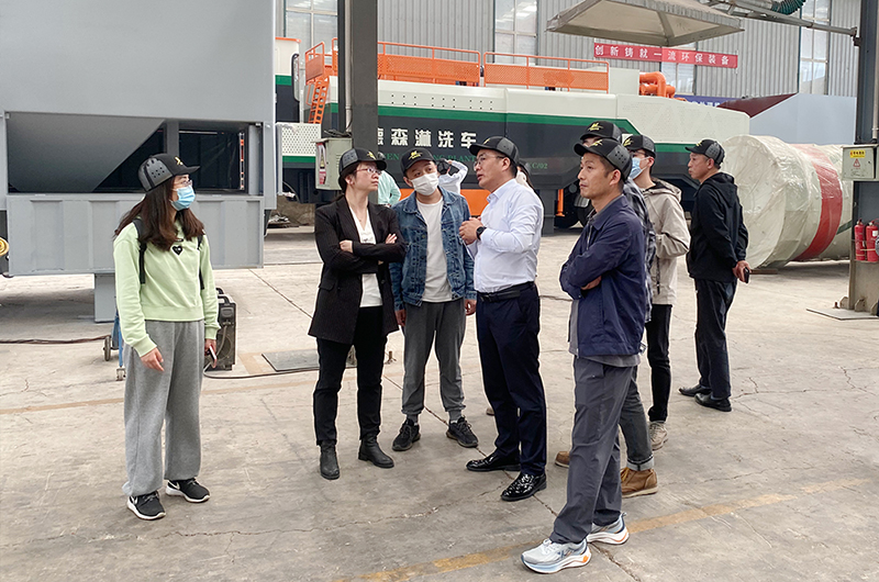 華中科技大學、中南大學一行蒞臨德森生產(chǎn)基地考察調(diào)研